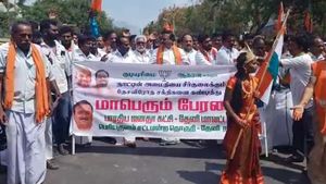 சிஏஏவிற்கு ஆதரவாக பிரச்சாரம்.. திருப்பூர், தேனியை அதிர வைத்த பாஜக பேரணி.. திமுகவிற்கு எதிராக கோஷம்! 