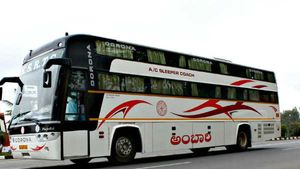 பஸ் மீது எழுதப்பட்டிருக்கும் கொரோனா, படுத்தபடி பயணிக்கும் மக்கள்.. அதுவும் சென்னையில்! என்ன இது?