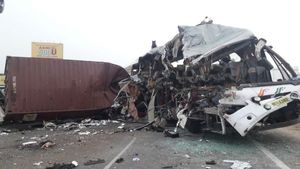 கோவை: அவிநாசி அருகே கேரளா அரசு பேருந்து- கண்டெய்னர் லாரி பயங்கர மோதல்.. 20 பேர் உடல் நசுங்கி பலி 