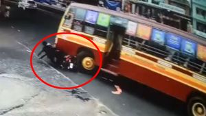 பஸ் சக்கரத்தின் அடியில் சிக்கிய 2 பேர் தலைகள்.. பதற வைக்கும் வீடியோ.. நல்லவேளை.. உயிர்காத்த ஹெல்மெட்