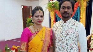 3 உயிரை காவு வாங்கிய கள்ளக்காதல்.. மனைவி கழுத்தை அறுத்து.. டாக்டர் தற்கொலை.. தூக்கில் தொங்கிய காதலி!