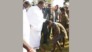 நேற்று வாடா.. இன்று வாப்பா.. சிரித்தபடி வரவேற்ற திண்டுக்கல் சீனிவாசன்.. சிறுவனுடன் சமரசம்! 