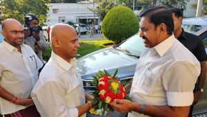 திடீர் என்று திருப்பதி சென்ற முதல்வர் பழனிசாமி.. குடும்பத்தோடு சிறப்பு வழிபாடு! 