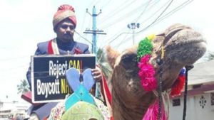 கேரளாவில் ஒட்டகத்தில் வந்த கல்யாண மாப்பிள்ளை... கையில என்ன வச்சிருக்கார்னு பாருங்க! 