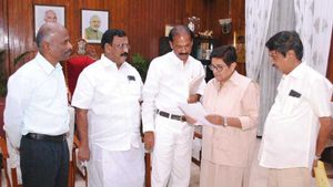 சிஏஏ சட்டத்தை எதிர்த்து உங்களால் எதுவும் செய்ய முடியாது.. நாராயணசாமிக்கு பேடி லெட்டர் 