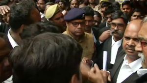 லக்னோ நீதிமன்றத்தில் பயங்கர குண்டு வெடிப்பு.. வழக்கறிஞர்கள் படுகாயம்.. பரபரப்பு 