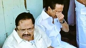 அடக்க முடியாமல் அழுத ஸ்டாலின்.. சோகத்தில் மூழ்கிய திமுகவினர்.. காத்தவராயன் இறுதிச் சடங்கில் 