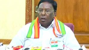 முதலில் மதுக் கடை திறப்பு நேரம் குறைப்பு.. படிப்படியாக மதுவிலக்கு.. நாராயணசாமி அதிரடி!