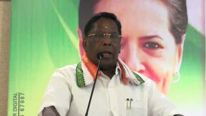 பணத்திற்கு பதிலாக இலவச அரிசி வழங்க கோரும் நிலையில் மாற்றம் இல்லை- புதுவை முதல்வர் நாராயணசாமி 