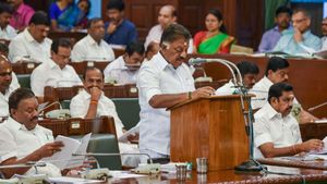 ஓ.பி.எஸ். வாசித்த பட்ஜெட் உரையை கேட்க... தேனியிலிருந்து வந்த படை 