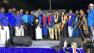 ரஜினிக்கு வார்னிங்.. கோவையில் ஆயிரக்கணக்கான பெரியார் ஆதரவாளர்களின் நீலச்சட்டை பேரணியில் தீர்மானம் 