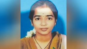 கல்யாணம் ஆகி மூணு நாள்தான்.. விருந்துக்கு அம்மா வீட்டுக்கு வந்த திவ்யா.. பிணமாக தொங்கினார்!! 