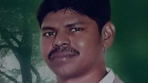 பிரான்சிலிருந்து விடுமுறைக்கு புதுவை வந்த மகன்.. சொத்து தகராறு.. அடித்தே கொன்ற தந்தை! 