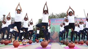 பானை மேல் நின்று யோகா, அசத்திய பள்ளி மாணவர்கள், வியந்து பார்த்த சுற்றுலாப் பயணிகள்.. புதுச்சேரியில் 
