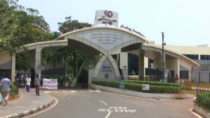 சீங்கப்பூரிலிருந்து புதுச்சேரி வந்த வாலிபருக்கு கொரோனா அறிகுறி... ஜிப்மரில் தீவிர சிகிச்சை 