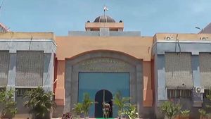 புதுச்சேரி சிறையில் கைதிகள் பயங்கர மோதல்.. தடுக்க சென்ற காவலர்கள் 4 பேர் படுகாயம்! 