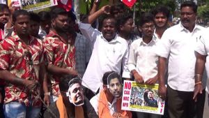 டெல்லி துப்பாக்கி சூடு சம்பவத்திற்கு, புதுச்சேரியில் எதிர்ப்பு.. மாணவர் கூட்டமைப்பு நூதன போராட்டம் 