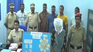 கோவில் விழாக்கள் மட்டுமே.. ஊர் ஊராக சென்று திருடும் பாண்டீஸ்வரி.. வசமாக சிக்கினார் 