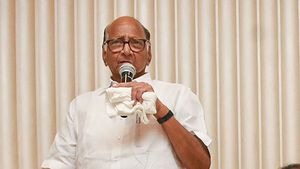 சிவசேனாவின் மனதை மாற்றுவோம்.. சரத் பவார் அதிரடி பேட்டி.. மகாராஷ்டிராவில் ஆட்டம் காணும் அரசு! 