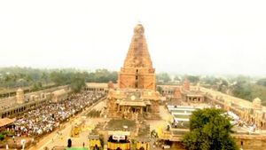 விண்ணை முட்டிய தமிழ் மந்திரம்.. கோலாகலமாக நடந்த தஞ்சை பெரிய கோயில் குடமுழுக்கு.. மக்கள் பக்தி பரவசம்