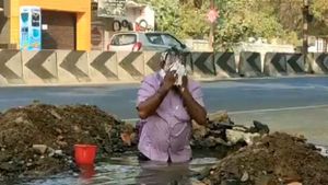 அவினாசி சாலையில் சோப்பு போட்டு குளித்து போராட்டம்.. ஆட்சியர் அதிரடியாக செய்த காரியம் இதுதான்! 