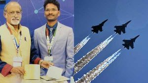  எதிரிகளால் கண்டறிய முடியாத போர் விமானம்.. லக்னோ கண்காட்சியில் திருச்சி மாணவரின் கண்டுபிடிப்பு