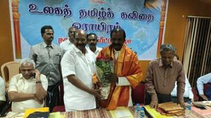 சமஸ்கிருதத்துக்கு அதிக நிதியா? ஒரு கண்ணில் வெண்ணெய், மற்றொரு கண்ணில் சுண்ணாம்பா? வைரமுத்து 