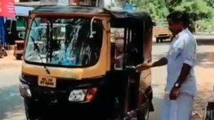 ஆட்டோவுல ஏறப் போறீங்களா.. கையைக் கழுவுங்க.. சோப்பு போட்டு கழுவுங்க.. அசத்தும் சேட்டன்.. ஆஹா! 