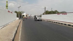 விழுப்புரம் சர்ச்சைக்குரிய ரயில்வே பாலம்.. காவல்துறை கட்டுப்பாட்டில் வந்தது.. மக்கள் ஹேப்பி! 