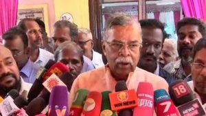 ரஜினி பேச்சை  கேட்டா.. இல.கணேசன் மட்டும் எப்படி கண்டுபிடிச்சு தூக்கறார் பாருங்க! 