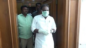 அரசின் செயல்பாடு சரியில்லை.. கிளவுஸ், மாஸ்க்குடன் சட்டசபைக்கு வந்த காங். எம்எல்ஏ! 