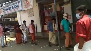 கொரோனா.. 10 மீட்டர் இடைவெளி.. ஒருவரை ஒருவர் தொடாத குடிமகன்கள்.. போதையிலும் மல்லூஸ் செம உஷார்!