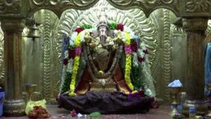 அப்பனே விநாயகா.. கொரோனா ஒழியனும்ப்பா.. மணக்குள விநாயகர் கோவிலில் மூலிகை சாம்பிராணி! 
