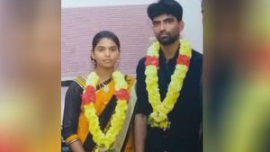 சாதி மறுப்பு திருமணம்.. செய்து வைத்தவரை கடத்திய கும்பல்.. புதுமண தம்பதிக்கும் அடி உதை! 
