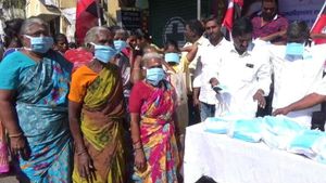 கொரோனாவிலிருந்து பாதுகாக்க இலவச மாஸ்க்.. புதுச்சேரியில் அதிமுக அசத்தல்! 