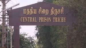 கொரோனாவால் வாழ்வு..  சொந்த ஜாமினில் திருச்சி மத்திய சிறையில் இருந்து 125 கைதிகள் விடுதலை 