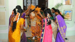 கலர் பொடிகளே சற்று ஓய்வெடுங்கள்.. ஹோலியை புதுஸ்ஸா கொண்டாடிய கிரண் பேடி! 