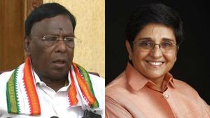 சண்டை போடாதீங்க.. கொரோனாவைப் பாருங்க..  கிரண்பேடி நாராயணசாமிக்கு மக்கள் கண்டிப்பு! 