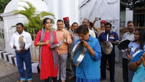 கொரோனா தடுப்பு பணி பணியாளர்களுக்கு..  கிரண்பேடி, நாராயணசாமி கை தட்டி உற்சாகமூட்டினர்! 