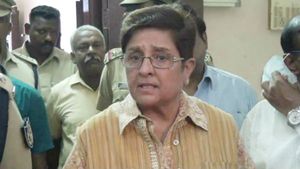 களத்தில் குதித்த கிரண் பேடி.. 2 பலாத்கார போலீஸ் அதிரடி சஸ்பெண்ட்.. அதிர்ந்த புதுவை! 