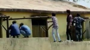 காம்பவுண்ட் சுவர் ஏறி.. பிட் பேப்பர்களை விட்டெறிந்து.. அதிர வைத்த நண்பர்கள்.. அசந்து போன அதிகாரிகள்!