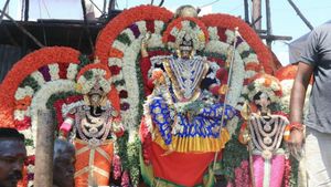 புதுச்சேரியில் மாசிமக தீர்த்தவாரி..  வியப்புடன் பார்த்த வெளிநாட்டு சுற்றுலாப் பயணிகள்! 