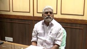 பீச்சில் வாக்கிங் போன அமைச்சர்.. வழிமறித்த கொள்ளையர்கள்.. புதுச்சேரியில் பரபரப்பு ! 