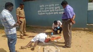 சாலையோரம் உறங்கிய கூலித்தொழிலாளி.. தலையில் கல்லைப் போட்டு கொலை! 