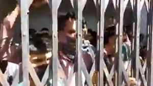 எங்களுக்கு எதுவும் வேண்டாம்.. வெளியே விட்டா போதும்.. கதறும் பீகார் தொழிலாளர்கள்.. பிகே போட்ட வீடியோ!
