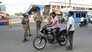  ஊரடங்கு உத்தரவு.. மணப்பாறையில் தேவையில்லாமல்  பைக்கில் ஊர் சுற்றியவர்களை வெளுத்த போலீஸ் 