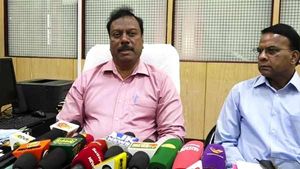 கொரோனா.. புதுச்சேரியில் கட்டுப்பாட்டு மையம் திறப்பு.. மாஸ்க்கை பதுக்கினால் நடவடிக்கை! 