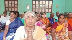 காசி யாத்திரை.. கொரோனாவால் முடக்கப்பட்ட புதுச்சேரி யாத்ரிகர்கள்.. ஊர் திரும்ப முடியாமல் தவிப்பு.. 