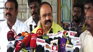 சசிகலா ஜெயில்ல இருந்து வந்ததும் அரசியலுக்கு வரமாட்டார்.. நேரா வீட்டுக்குத்தான் போவார்.. புகழேந்தி 
