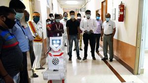 திருச்சியில் சூப்பர் சோதனை... கொரோனா சிகிச்சை பிரிவில் மருந்து, மாத்திரைகளை வழங்க போகும் ரோபோக்கள் 